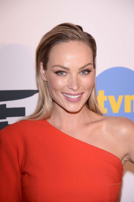 Dawno jej nie było na salonach, teraz wraca w świetnym stylu (FOTO)