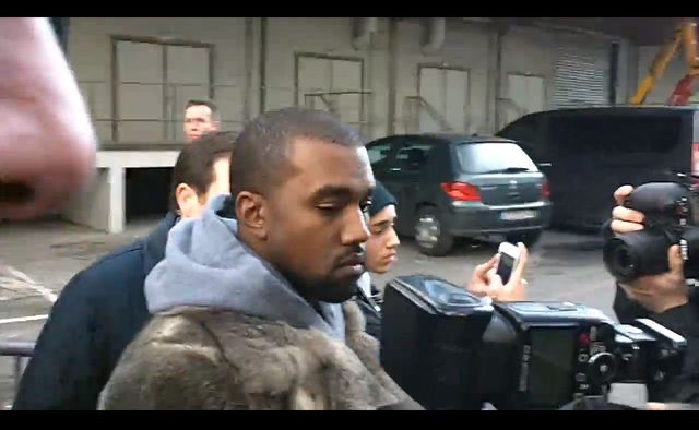 Kanye West w wielkim futrze na Tygodniu Mody [VIDEO]