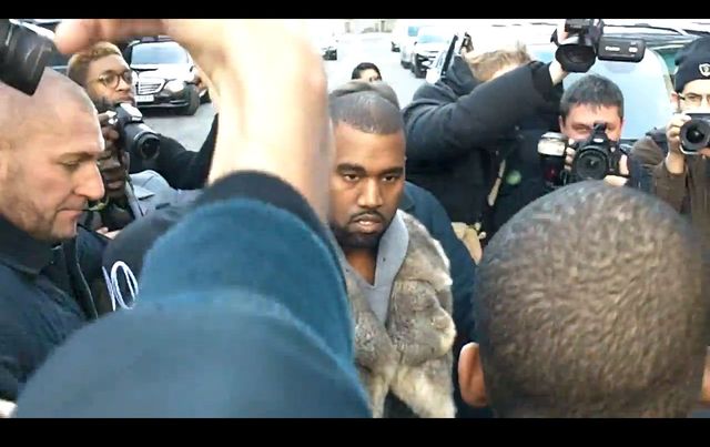 Kanye West w wielkim futrze na Tygodniu Mody [VIDEO]