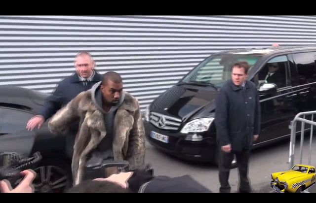 Kanye West w wielkim futrze na Tygodniu Mody [VIDEO]