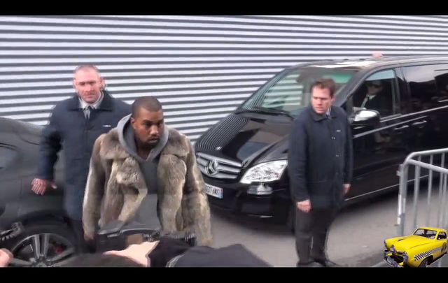 Kanye West w wielkim futrze na Tygodniu Mody [VIDEO]