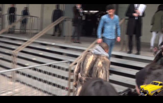 Kanye West w wielkim futrze na Tygodniu Mody [VIDEO]
