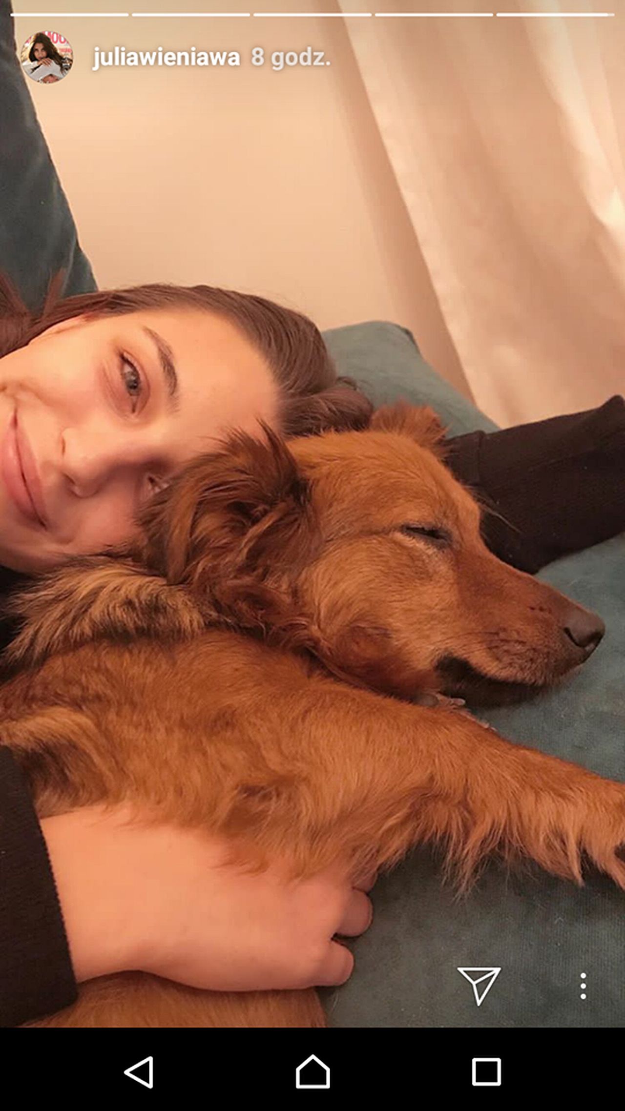 Julia Wieniawa w potarganych włosach, bez MAKIJAŻU - dobrze wygląda?