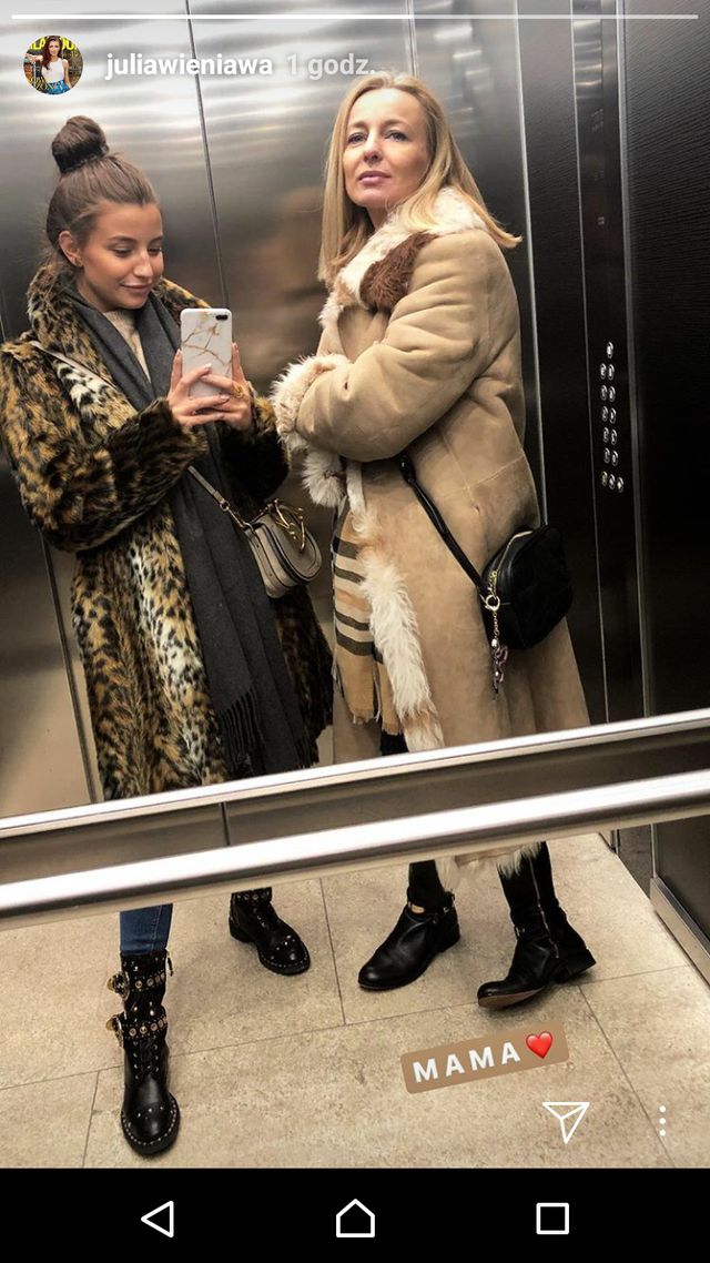 Julia Wieniawa pozuje w windzie ze swoją MAMĄ (Instagram)