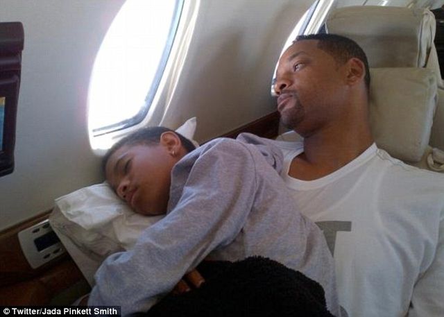 Willow Smith śpi na kolanach taty (FOTO)