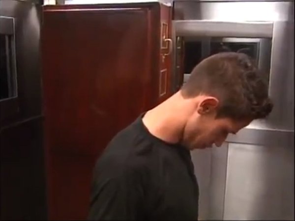 Horror w windzie - trup wypada z trumny [VDEO]