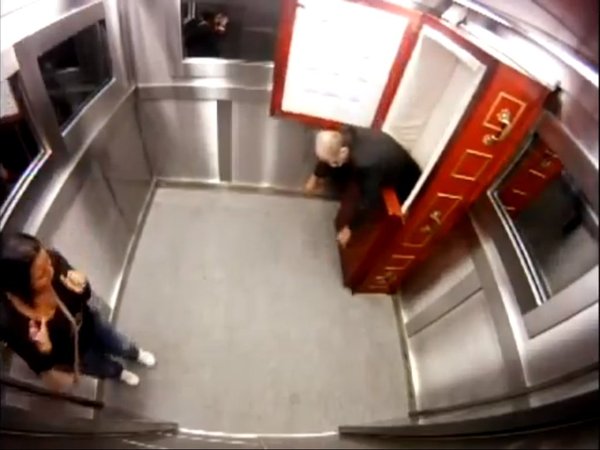 Horror w windzie - trup wypada z trumny [VDEO]