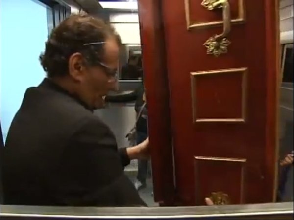 Horror w windzie - trup wypada z trumny [VDEO]