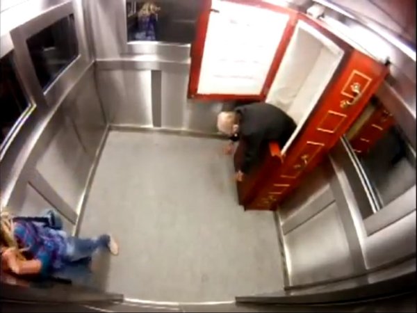 Horror w windzie - trup wypada z trumny [VDEO]