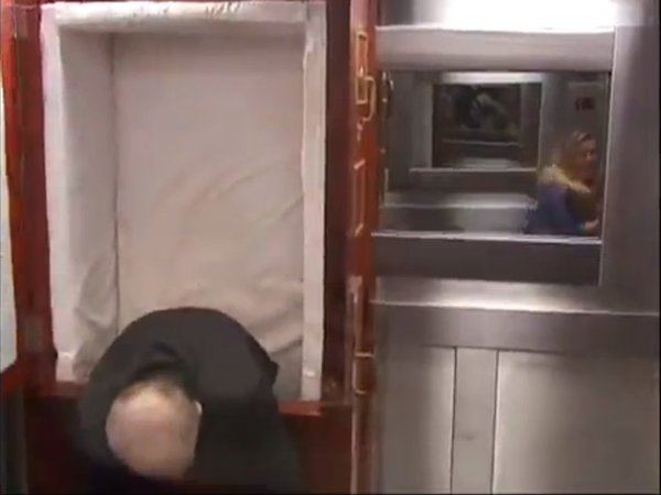 Horror w windzie - trup wypada z trumny [VDEO]