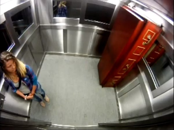 Horror w windzie - trup wypada z trumny [VDEO]