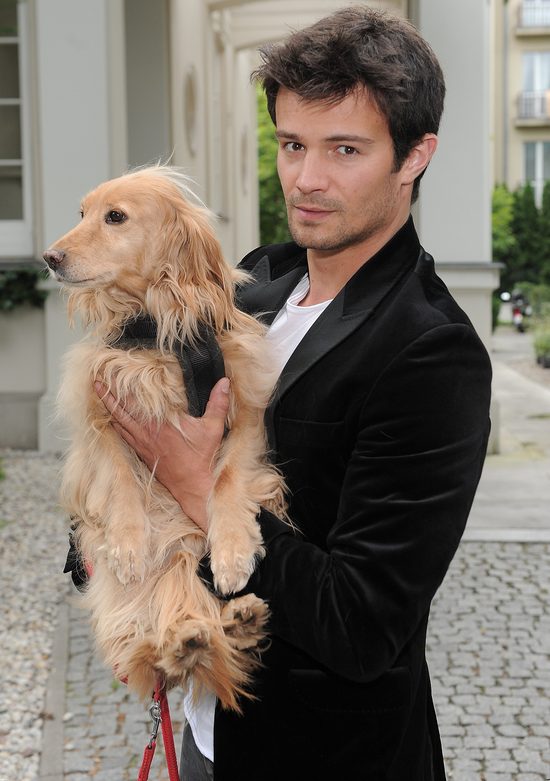 Agnieszka Włodarczyk w seksownym topie z psem Agnieszka Włodarczyk w seksownym topie z psem