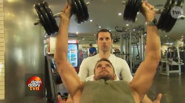 Dawid Woliński wyciska siódme poty na siłowni (VIDEO)