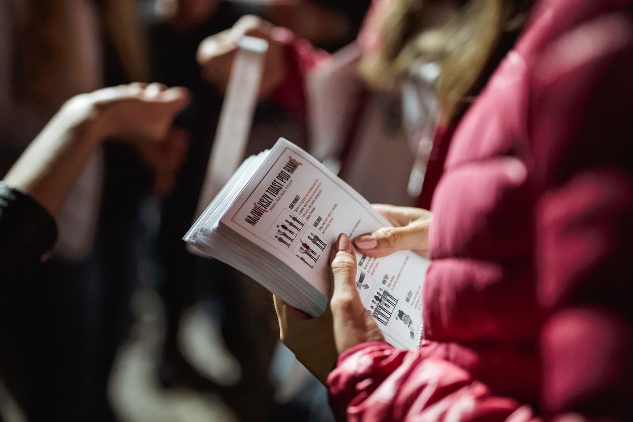 Mamy REKORD Guinessa! Polacy wznieśli największy toast pod ramię Mamy REKORD Guinessa! Polacy wznieśli największy toast pod ramię