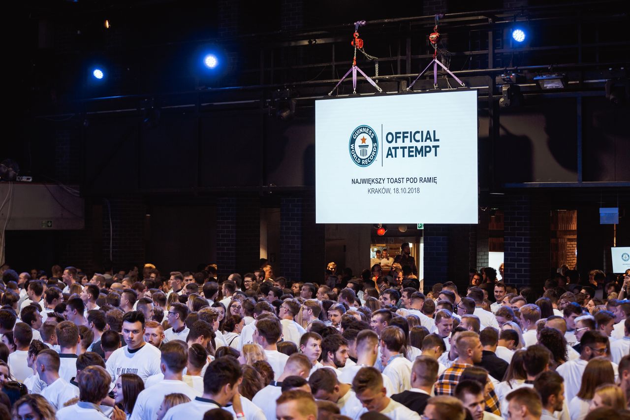 Mamy REKORD Guinessa! Polacy wznieśli największy toast pod ramię Mamy REKORD Guinessa! Polacy wznieśli największy toast pod ramię