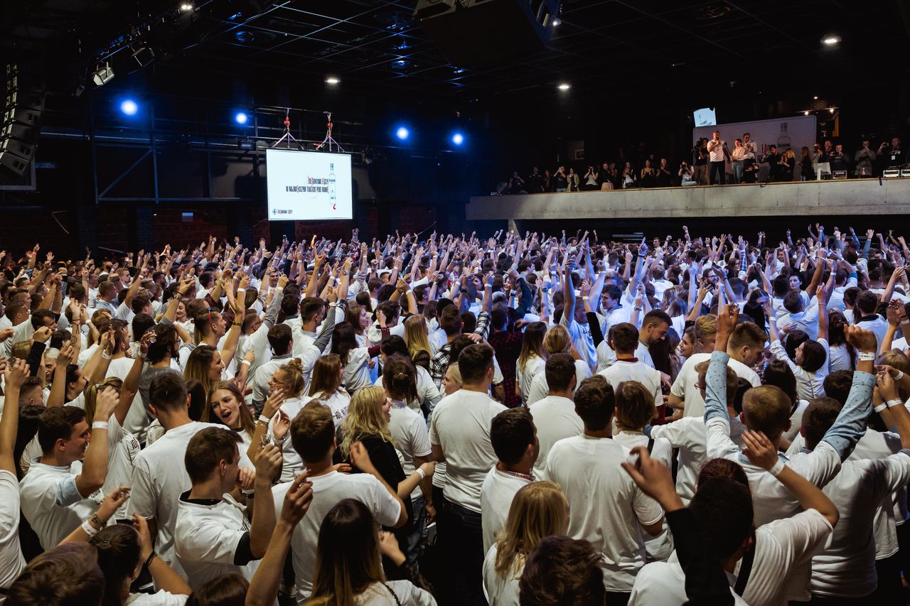 Mamy REKORD Guinessa! Polacy wznieśli największy toast pod ramię Mamy REKORD Guinessa! Polacy wznieśli największy toast pod ramię