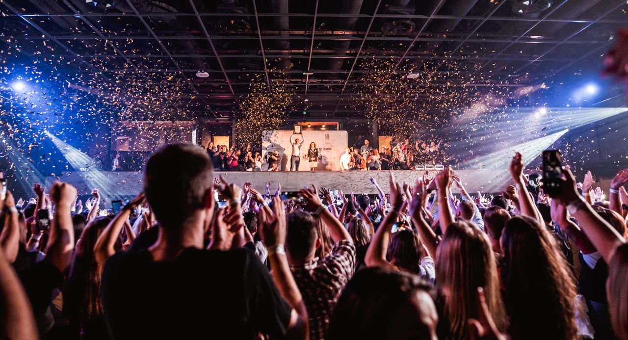 Mamy REKORD Guinessa! Polacy wznieśli największy toast pod ramię Mamy REKORD Guinessa! Polacy wznieśli największy toast pod ramię