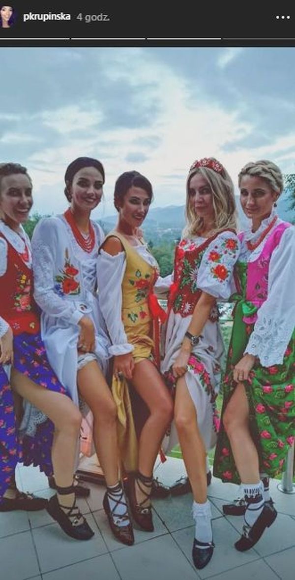 Agnieszka Woźniak-Starak i jej zbój na weselu Pauli i Seby Agnieszka Woźniak-Starak i jej zbój na weselu Pauli i Seby