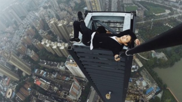 Wu Yongning zginął kręcenia tego klipu. Człowiek pają runął z drapacza chmur