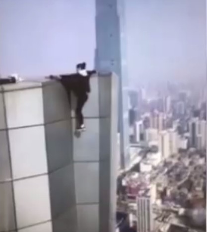 Wu Yongning zginął kręcenia tego klipu. Człowiek pają runął z drapacza chmur