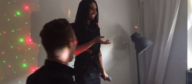 Łukasz Jakóbiak mocno zaskoczył Conchitę Wurst (VIDEO) Łukasz Jakóbiak mocno zaskoczył Conchitę Wurst (VIDEO)