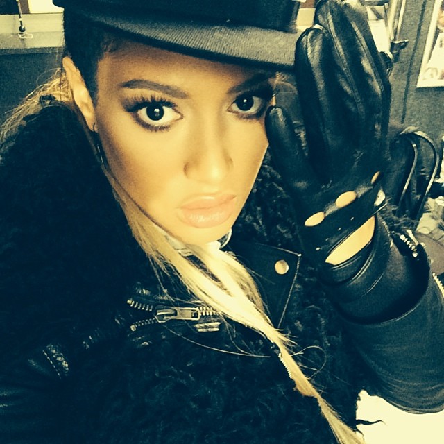 Okupnik zajada się kluskami śląskimi (FOTO)