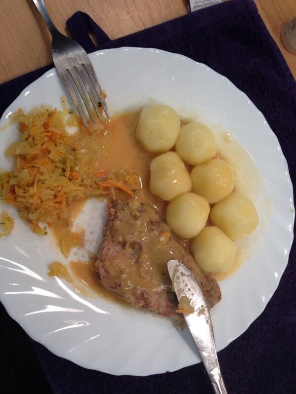 Okupnik zajada się kluskami śląskimi (FOTO)