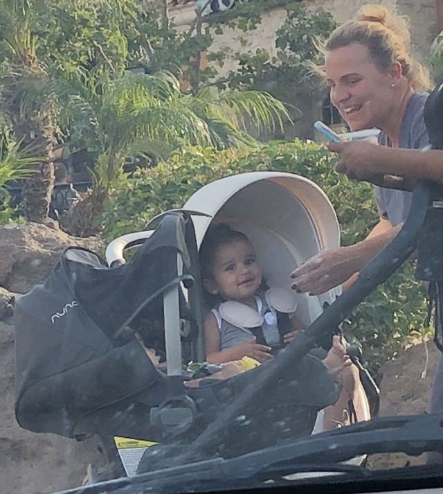 Z kim jeździ na spacery córka Roba i Blac Chyny? (ZDJĘCIA) Z kim jeździ na spacery córka Roba i Blac Chyny? (ZDJĘCIA)