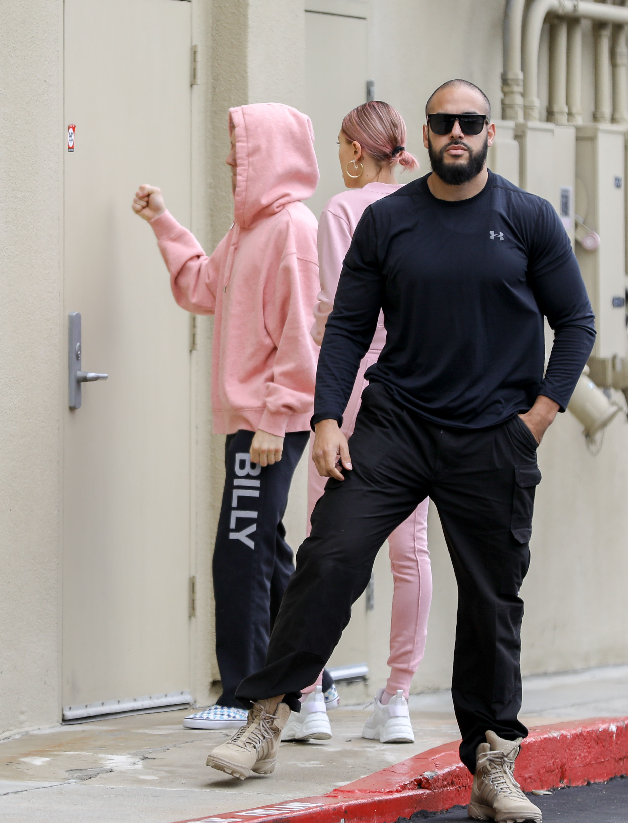 Hailey Bieber w różowym dresie, spaceruje bez stanika. Widać ciążowy brzuch?