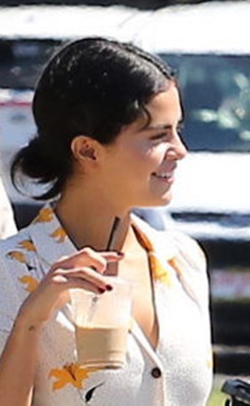 Selena Gomez bez makijażu i retuszu wygląda promiennie w TEJ sukience! (ZDJĘCIA) Selena Gomez bez makijażu i retuszu wygląda promiennie w TEJ sukience! (ZDJĘCIA)