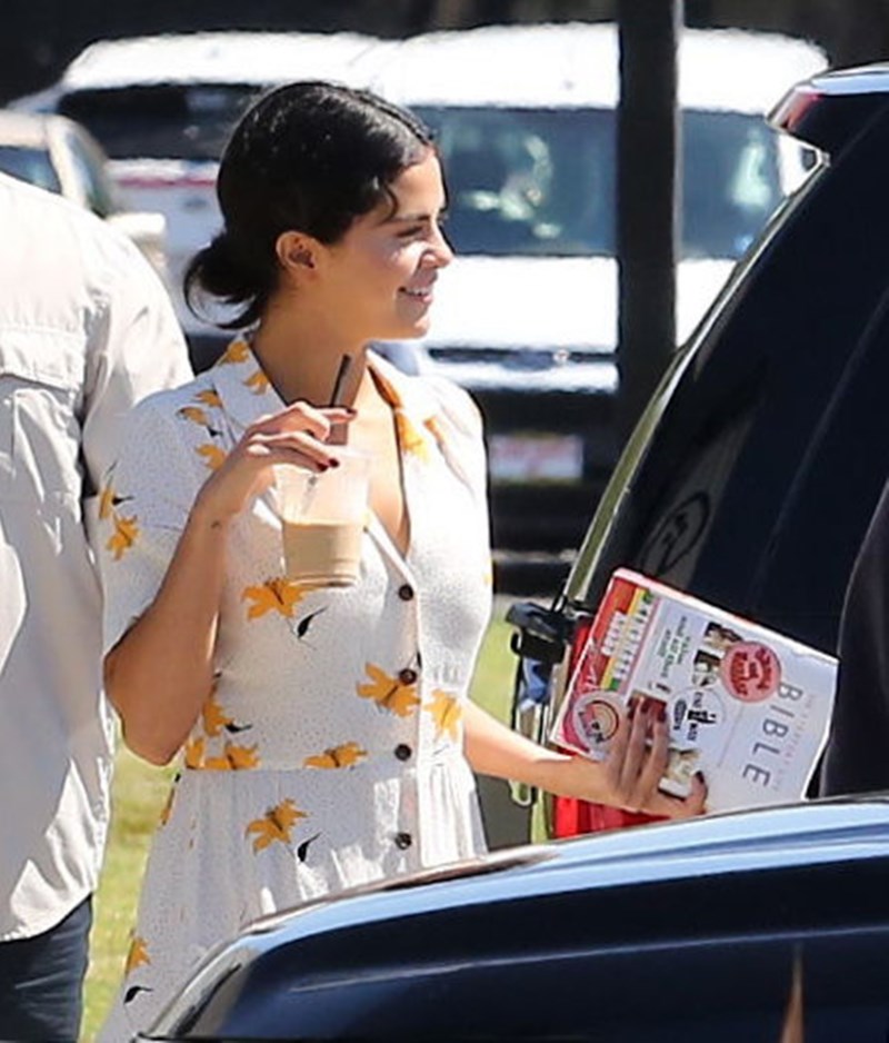 Selena Gomez bez makijażu i retuszu wygląda promiennie w TEJ sukience! (ZDJĘCIA) Selena Gomez bez makijażu i retuszu wygląda promiennie w TEJ sukience! (ZDJĘCIA)