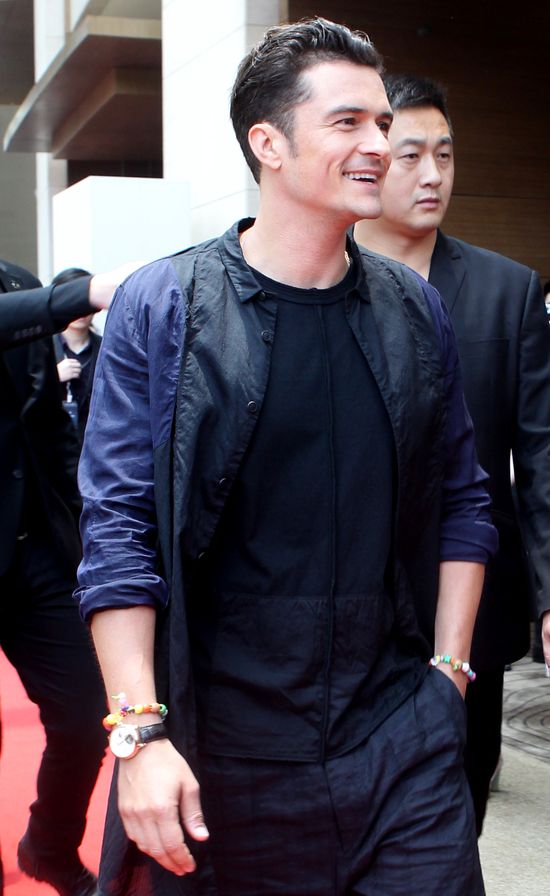 Półnagi Orlando Bloom pokazuje jak się walczy (VIDEO)