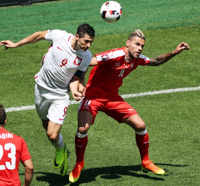 Euro 2016: Robert Lewandowski celowo sprowokował szwajcarskich kibiców?! Euro 2016: Robert Lewandowski celowo sprowokował szwajcarskich kibiców?!