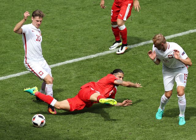 Euro 2016: Robert Lewandowski celowo sprowokował szwajcarskich kibiców?! Euro 2016: Robert Lewandowski celowo sprowokował szwajcarskich kibiców?!