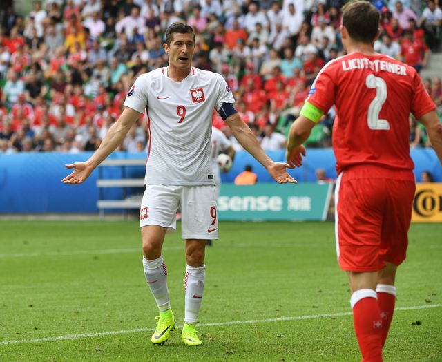 Euro 2016: Robert Lewandowski celowo sprowokował szwajcarskich kibiców?! Euro 2016: Robert Lewandowski celowo sprowokował szwajcarskich kibiców?!