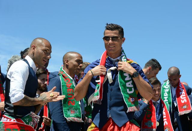 Euro 2016: Cristiano Ronaldo powitany przez fanów jak bohater! (FOTO) Euro 2016: Cristiano Ronaldo powitany przez fanów jak bohater! (FOTO)