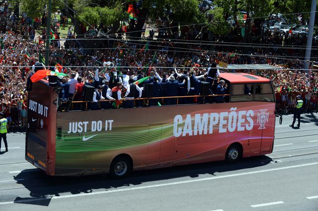 Euro 2016: Cristiano Ronaldo powitany przez fanów jak bohater! (FOTO) Euro 2016: Cristiano Ronaldo powitany przez fanów jak bohater! (FOTO)