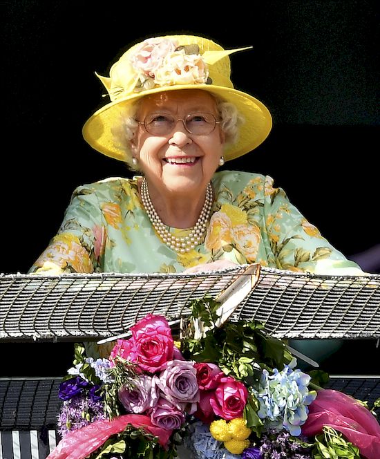 Królowa Elżbieta wywołała ogromne poruszenie swoją kreacją!