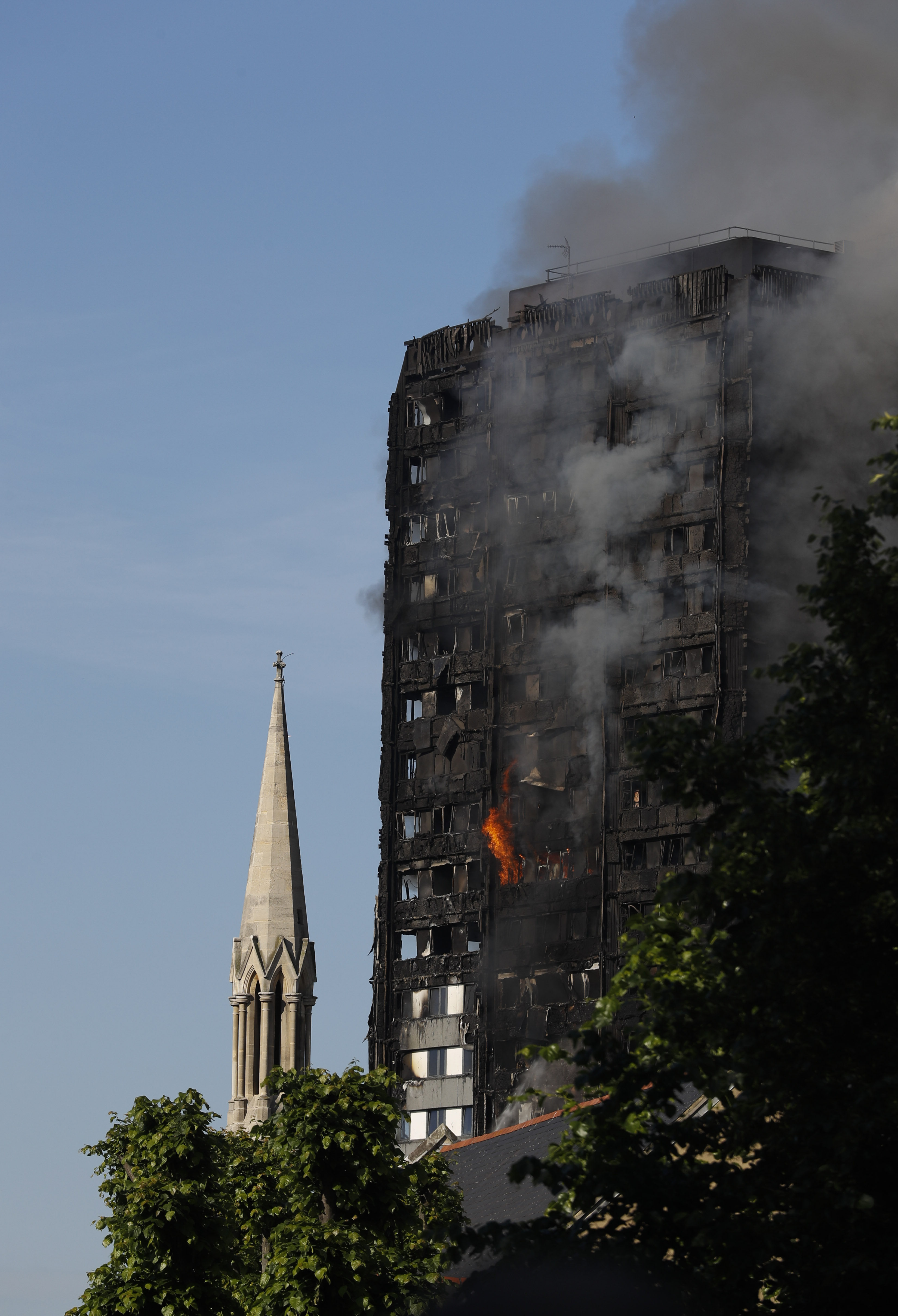 DRAMATYCZNE nagrania z wnętrza płonącego budynku w Londynie