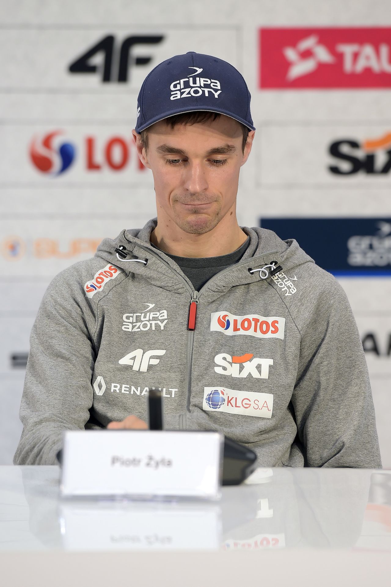 Dziennikarz zapytał Piotra Żyłę o problemy rodzinne, nietypowa odpowiedź skoczka