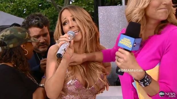 Sukienka Marii Carey pękła podczas występu na żywo (VIDEO)