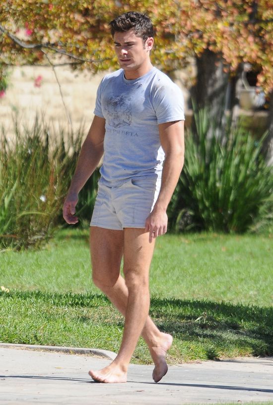 Zac Efron nie rozstaje się ze swoim selfie-stickiem? 