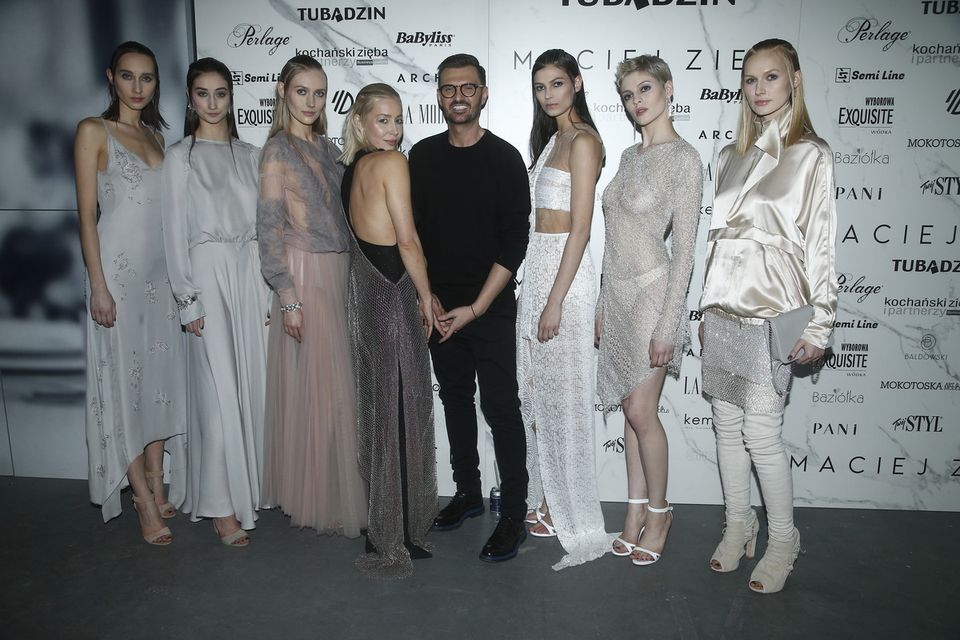 Biust Kubickiej i białe kozaczki Fijał na pokazie Macieja Zienia (ZDJĘCIA) Biust Kubickiej i białe kozaczki Fijał na pokazie Macieja Zienia (ZDJĘCIA)