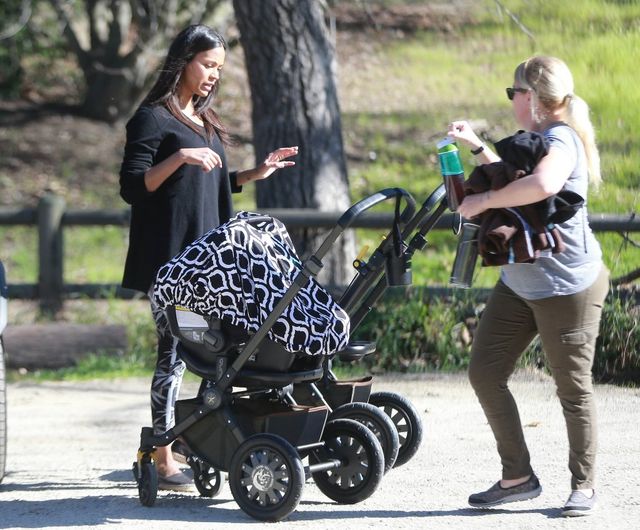 Zoe Saldana przyłapana z bliźniakami na spacerze (FOTO)