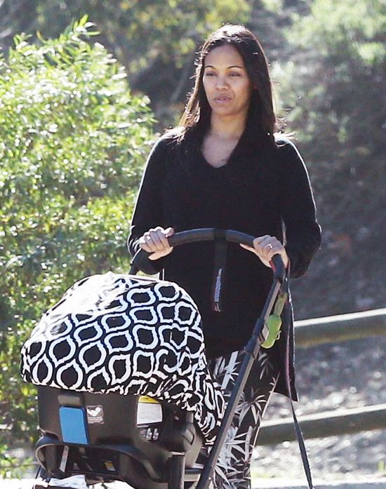 Zoe Saldana przyłapana z bliźniakami na spacerze (FOTO)