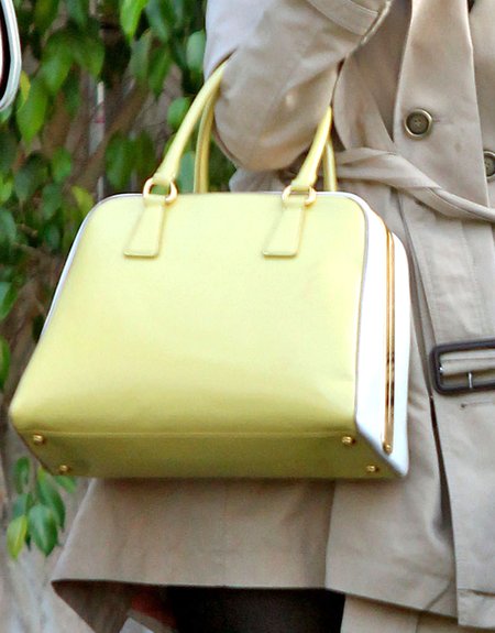 Zooey Deschanel nie pokaże się na ulicy w byle czym (FOTO) Zooey Deschanel nie pokaże się na ulicy w byle czym (FOTO)