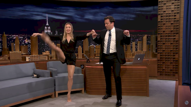 Renee Zellweger pokazała Jimmy'emu Fallonowi, jak bardzo jest... rozciągnięta Renee Zellweger pokazała Jimmy'emu Fallonowi, jak bardzo jest... rozciągnięta