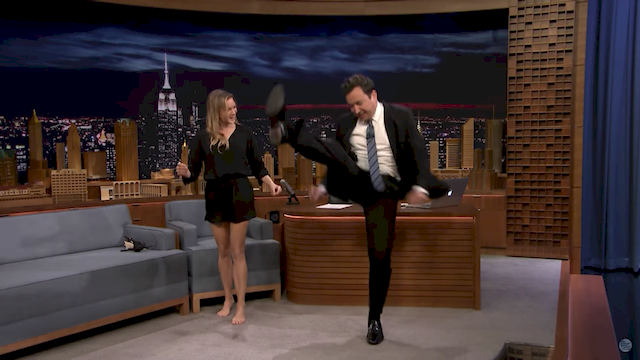 Renee Zellweger pokazała Jimmy'emu Fallonowi, jak bardzo jest... rozciągnięta Renee Zellweger pokazała Jimmy'emu Fallonowi, jak bardzo jest... rozciągnięta