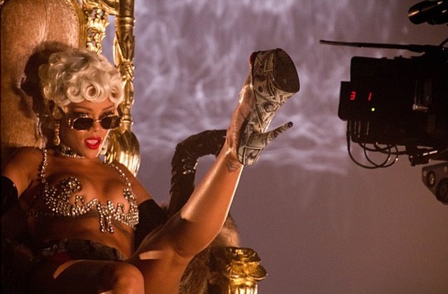Rihanna pokazuje gorące zdjęcia zza kulis klipu Pour It Up Rihanna pokazuje gorące zdjęcia zza kulis klipu Pour It Up