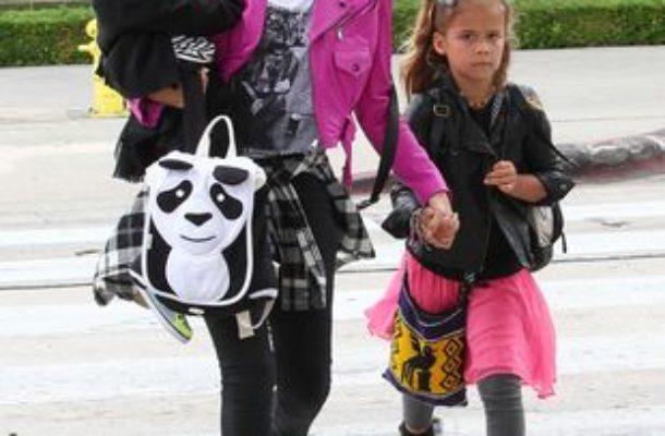 Jessica Alba bez makijażu na zakupach z córkami (FOTO)